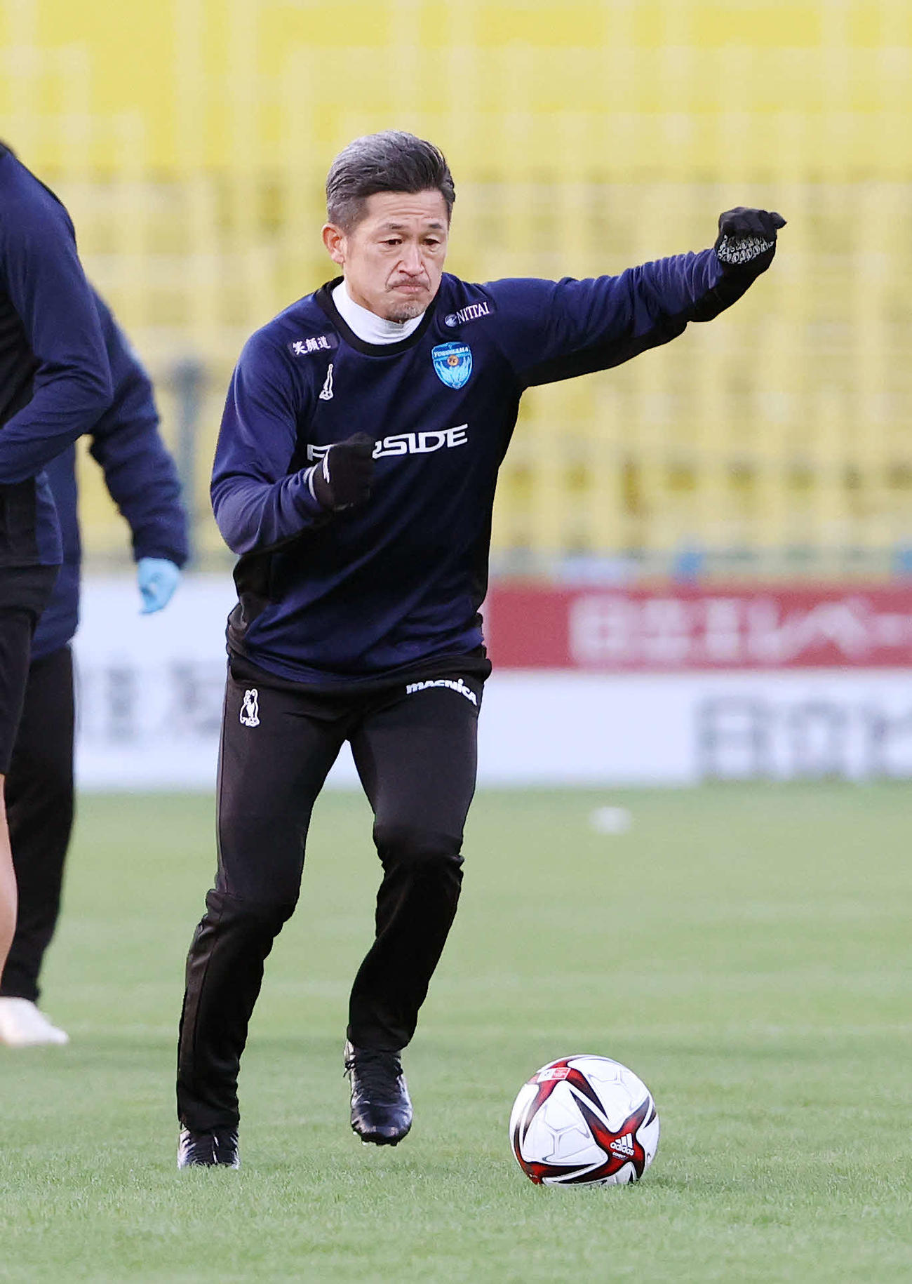 柏対横浜FC　試合前、アップする横浜FC・FW三浦（撮影・鈴木正人）