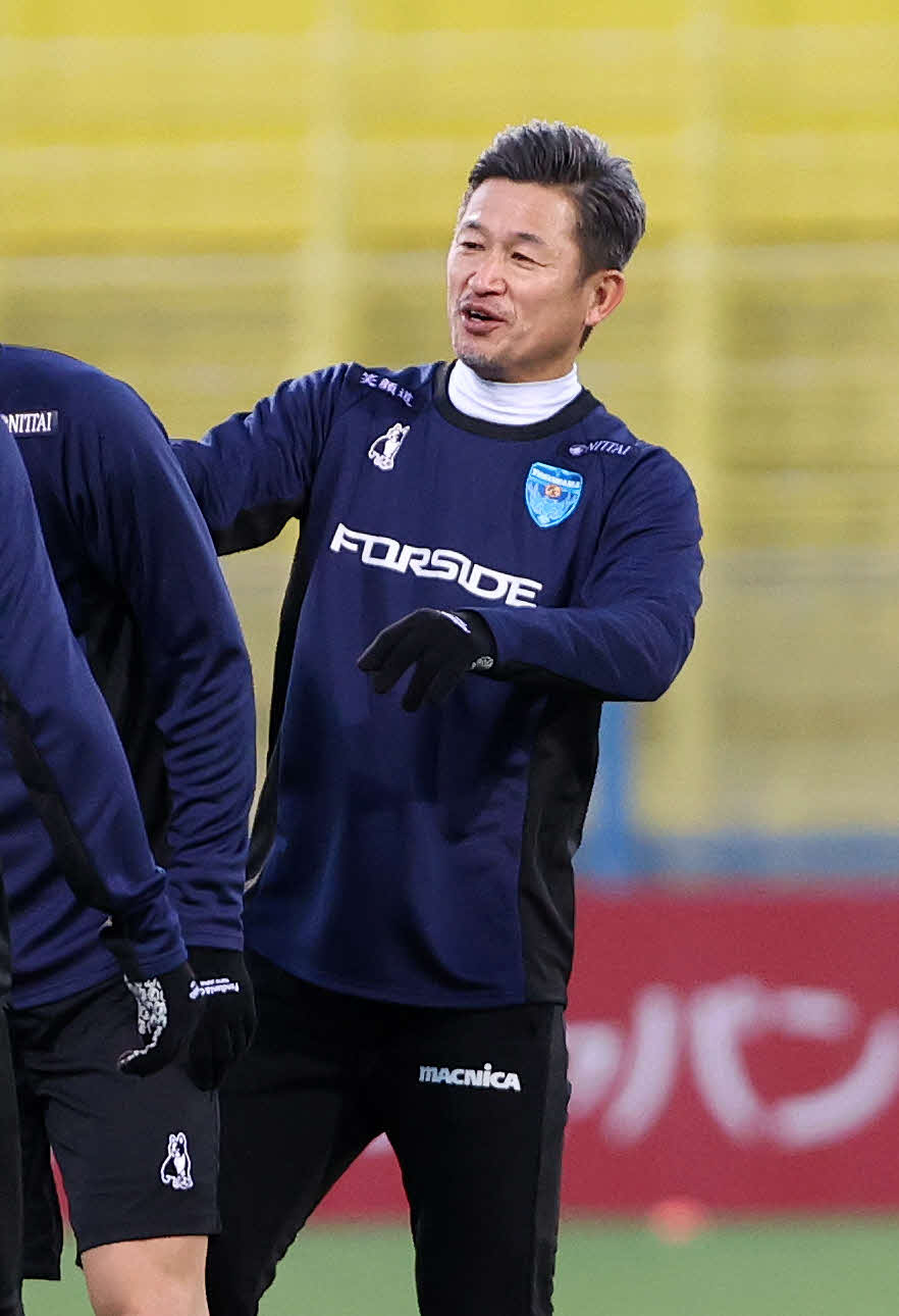 柏対横浜FC　試合前、笑顔を見せる横浜FC・FW三浦（撮影・鈴木正人）