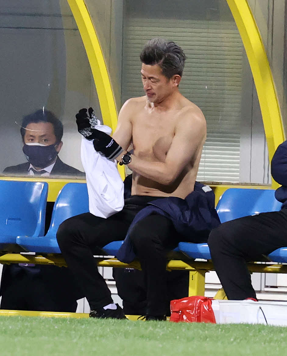 柏対横浜FC　後半、出場準備する横浜FC・FW三浦（撮影・鈴木正人）