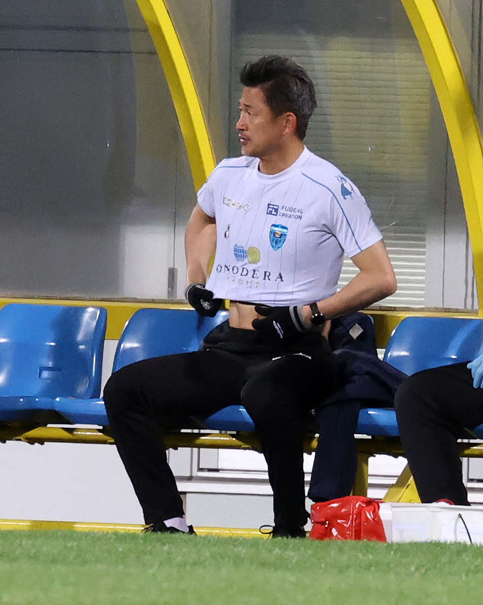 柏対横浜FC　後半、出場準備する横浜FC・FW三浦（撮影・鈴木正人）
