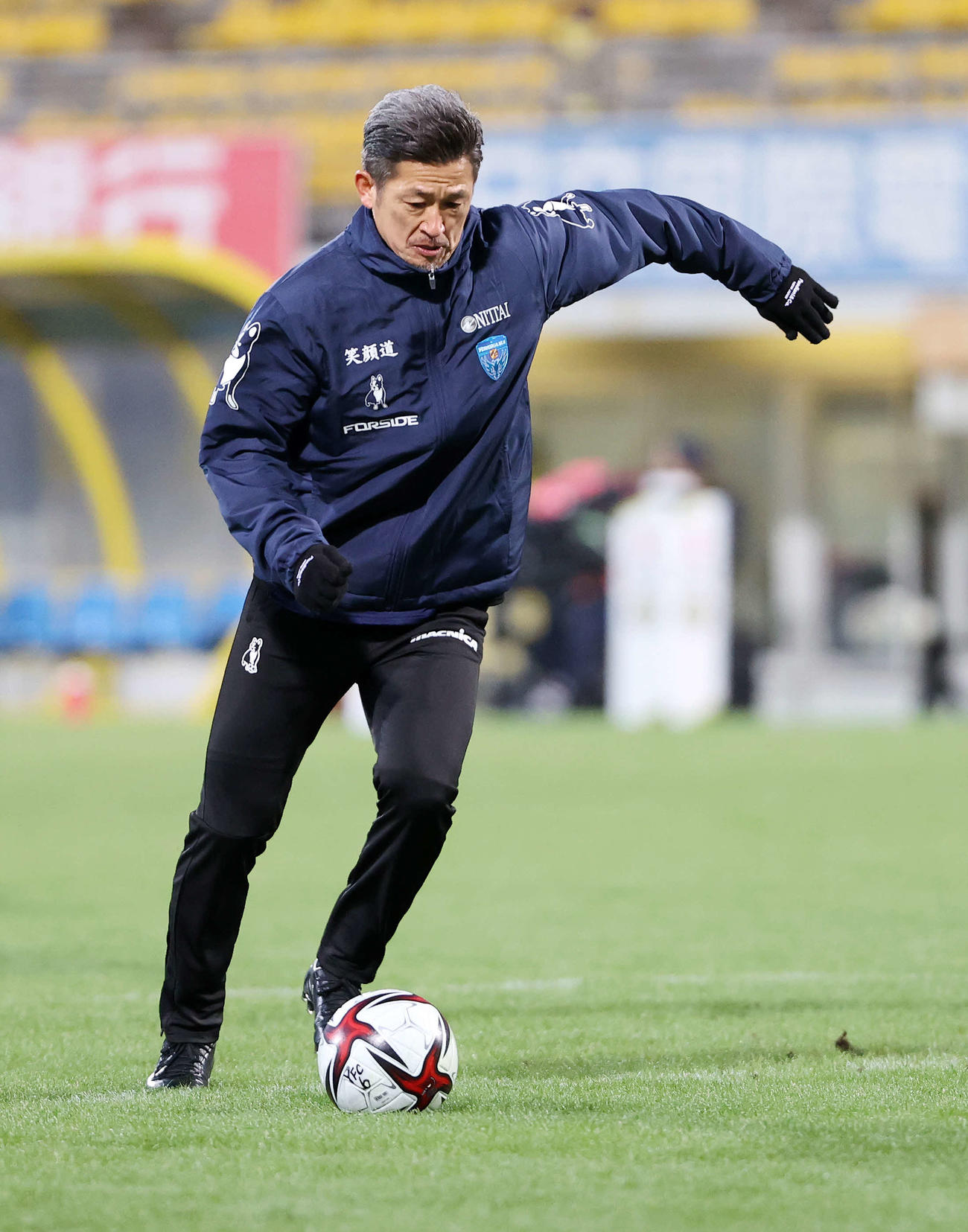 柏対横浜FC　試合前、シュート練習する横浜FC・FW三浦（撮影・鈴木正人）