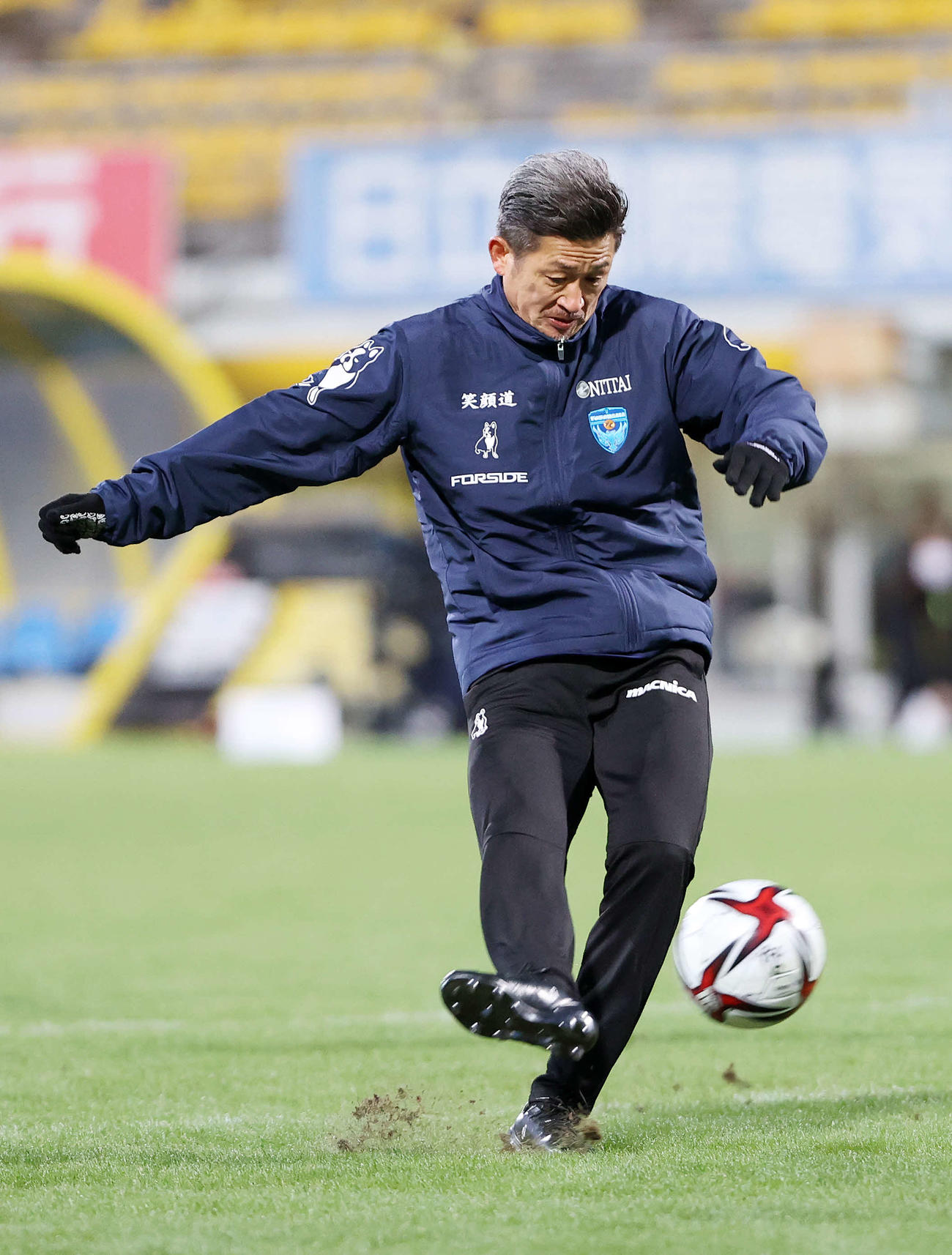 柏対横浜FC　試合前、シュート練習する横浜FC・FW三浦（撮影・鈴木正人）
