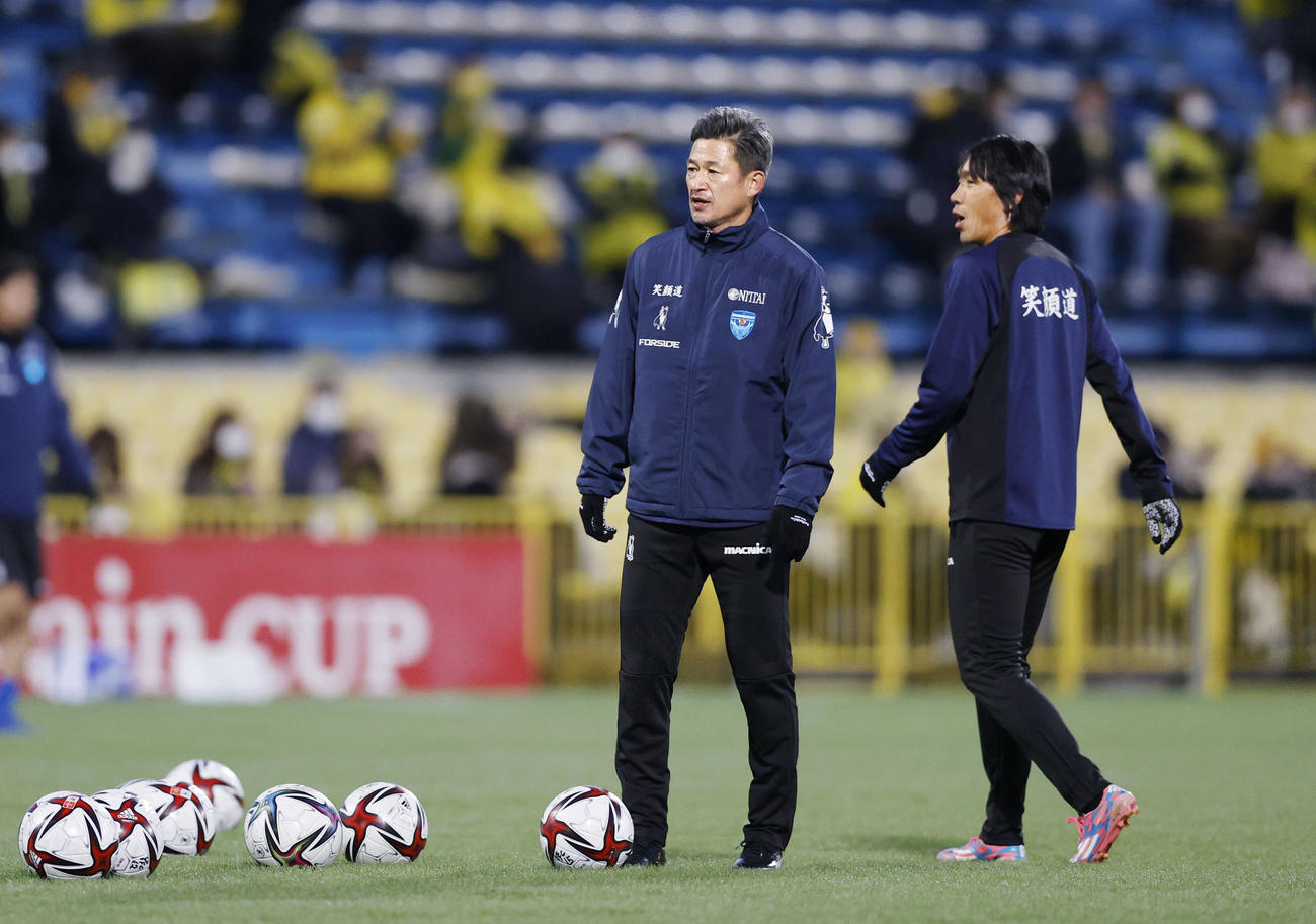 柏―横浜FC　試合前、調整する横浜FC・三浦（左）と中村（共同）