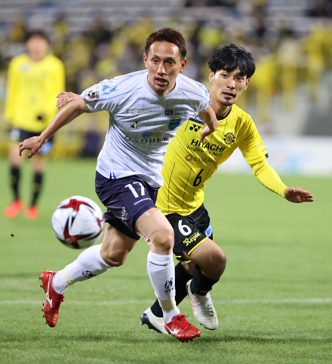 柏対横浜FC　前半、競り合う横浜FC・DF武田（左）と柏DF高橋峻（撮影・鈴木正人）