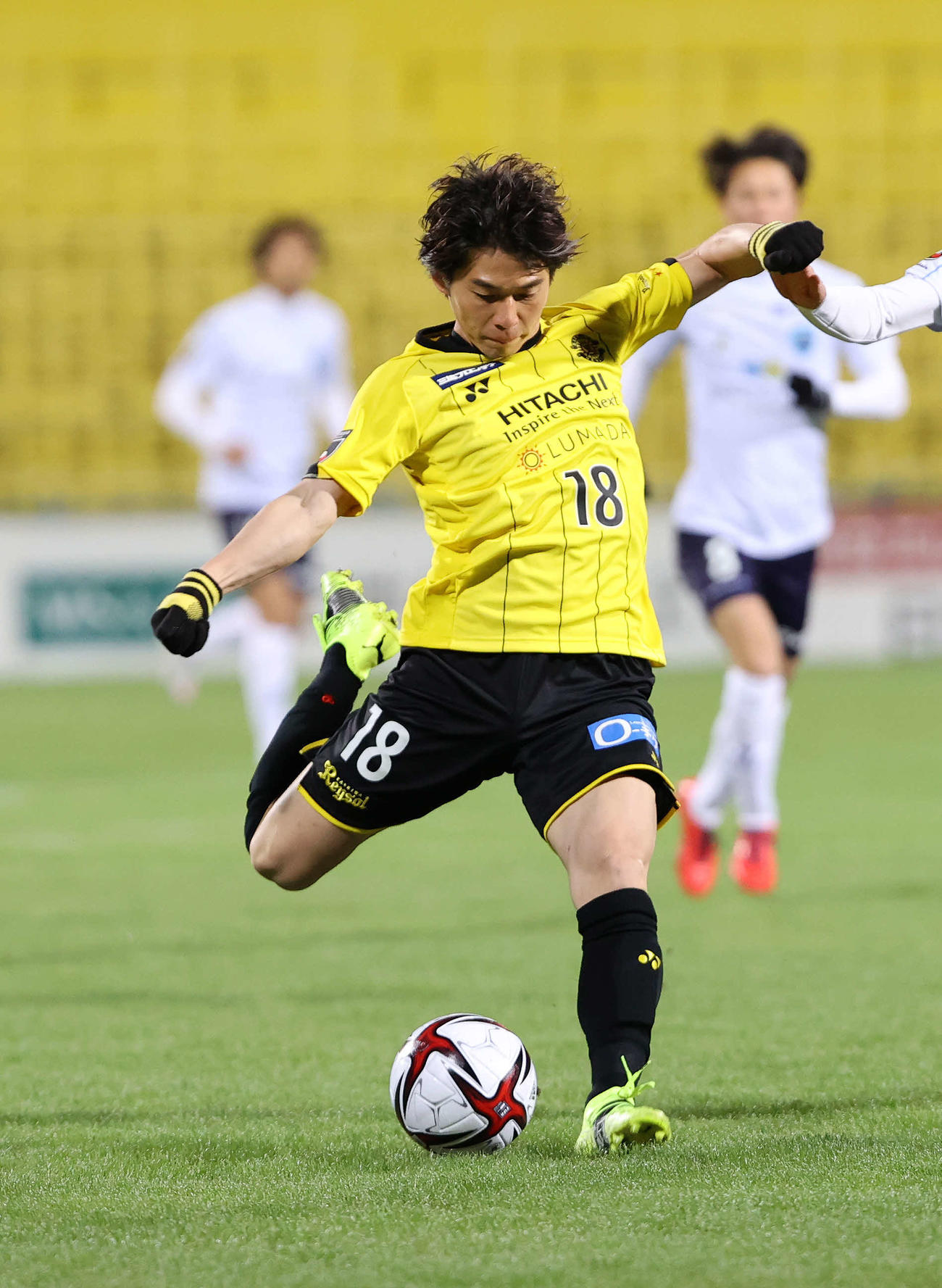 柏対横浜FC　前半、シュートを放つ柏MF瀬川（撮影・鈴木正人）