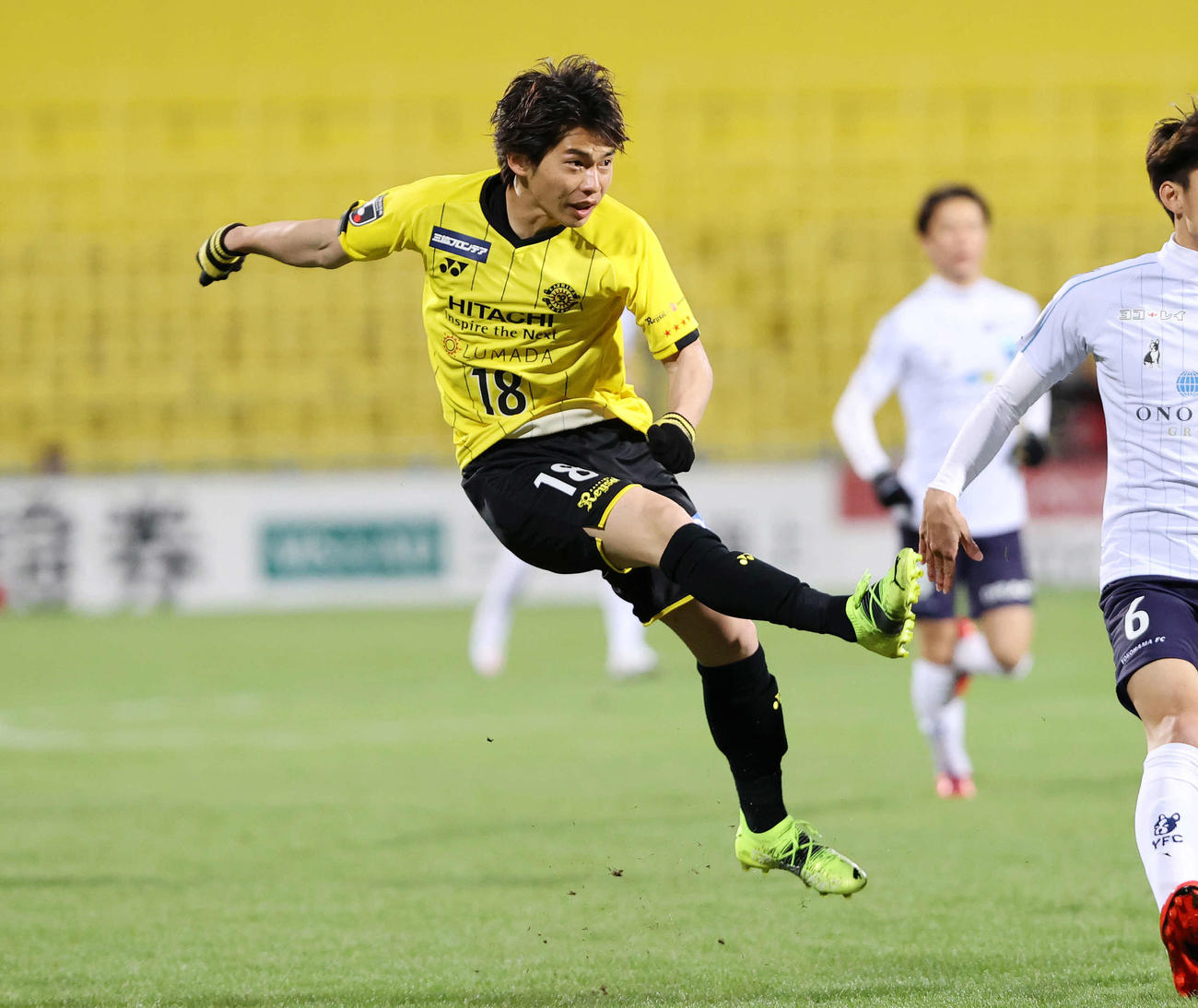 柏対横浜FC　前半、シュートを放つ柏MF瀬川（撮影・鈴木正人）
