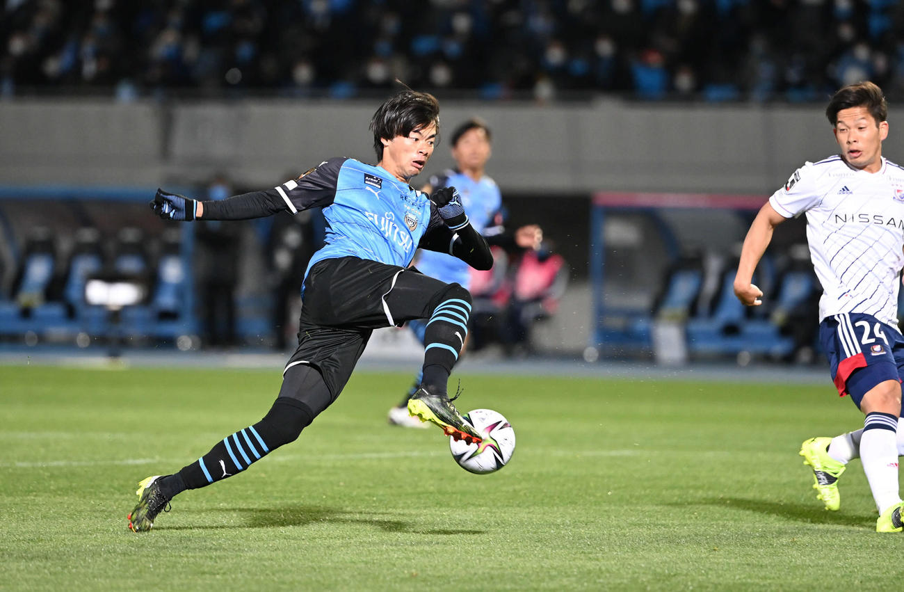 川崎F対横浜　後半、川崎F・MF三笘は右足でシュートを放つと見せかけ切り返す。右は横浜DF岩田（撮影・山崎安昭）