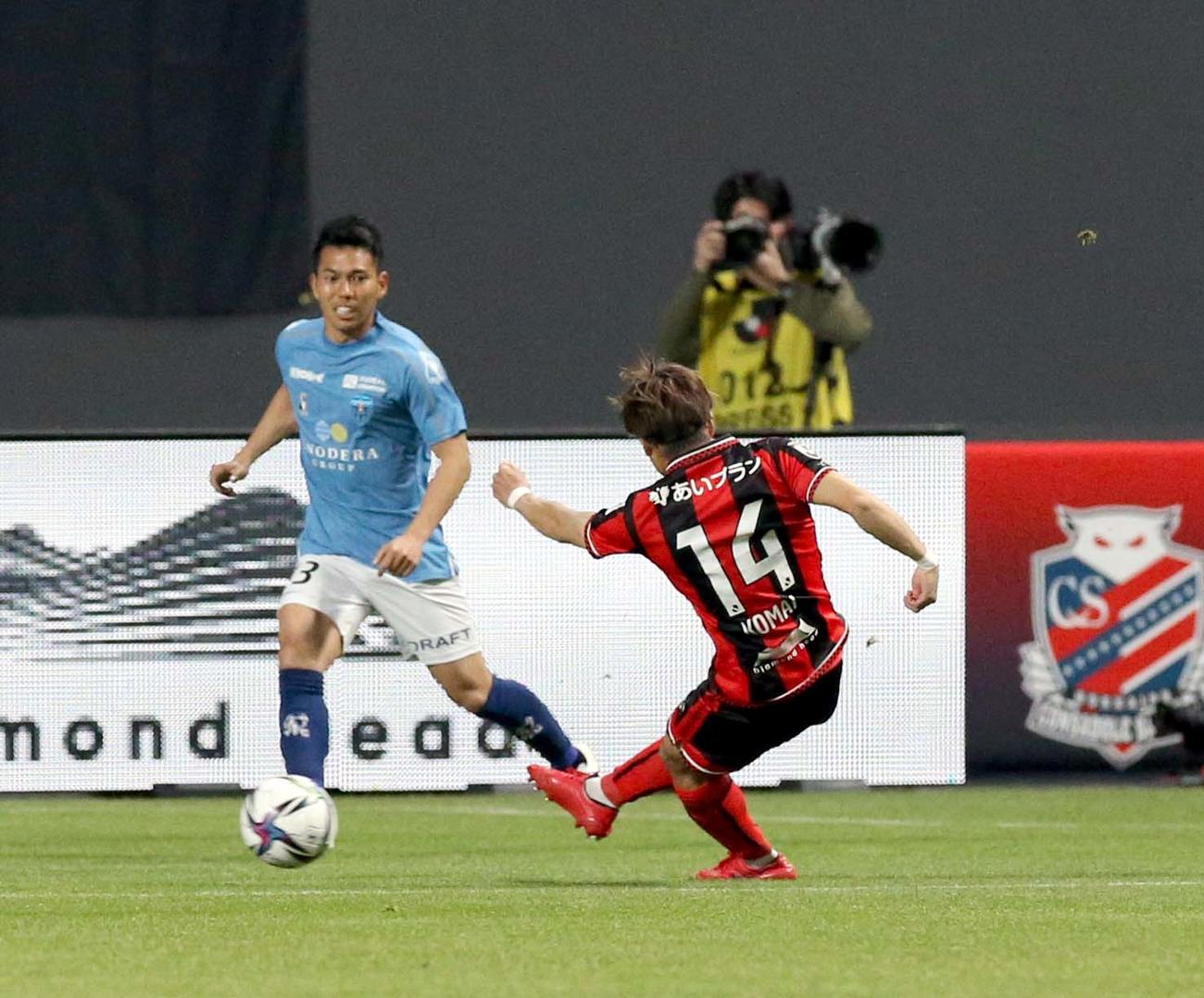 札幌対横浜FC　前半2分、ゴールを決める札幌MF駒井（撮影・佐藤翔太）