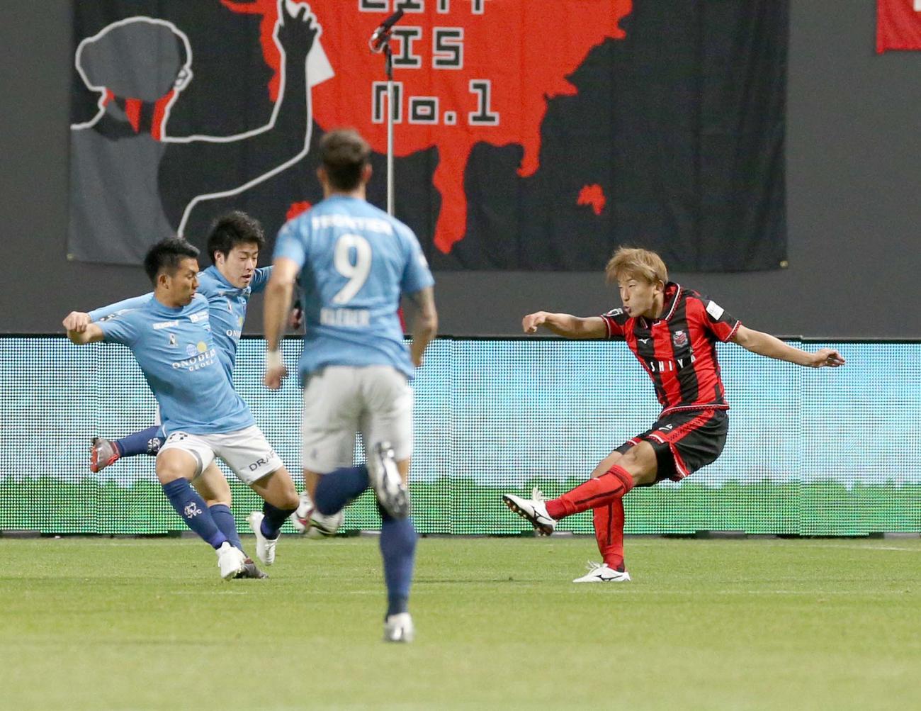 札幌対横浜FC　前半4分、ゴールを決める札幌MF金子（撮影・佐藤翔太）