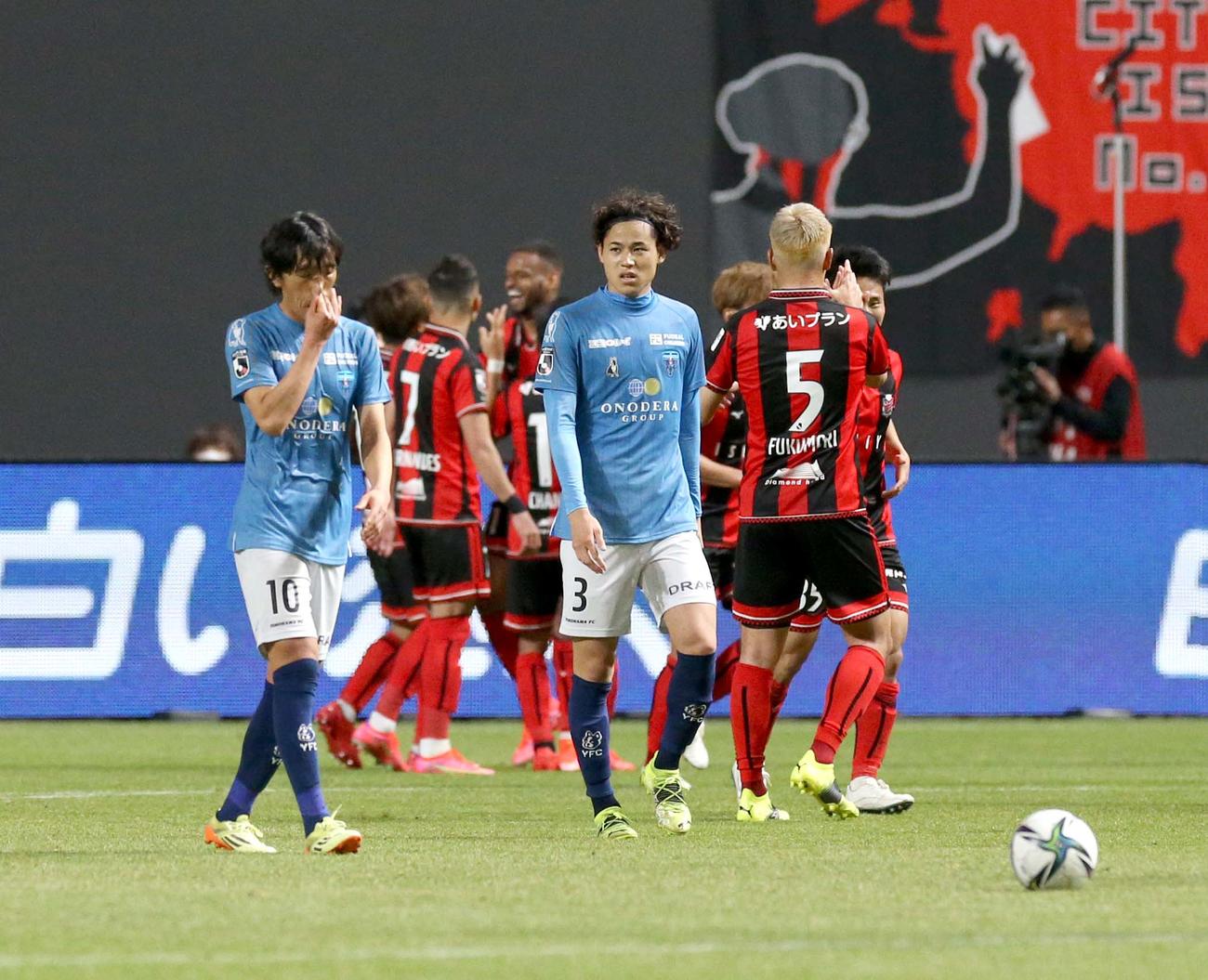 札幌対横浜FC　前半45分、札幌FWロペスにゴールを決められ肩を落とす横浜FCのMF中村（左）（撮影・佐藤翔太）