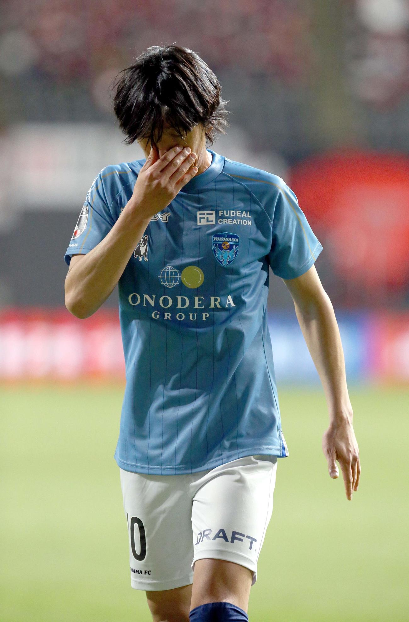 うつむく横浜FCのMF中村（撮影・佐藤翔太）
