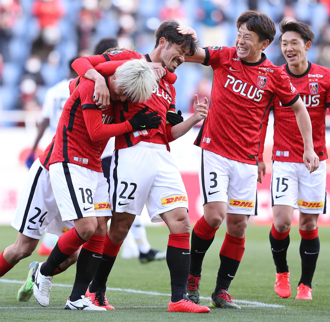 浦和対東京　後半、先制ゴールを決め喜ぶ浦和MF阿部（中央）はイレブンに祝福される（撮影・浅見桂子）
