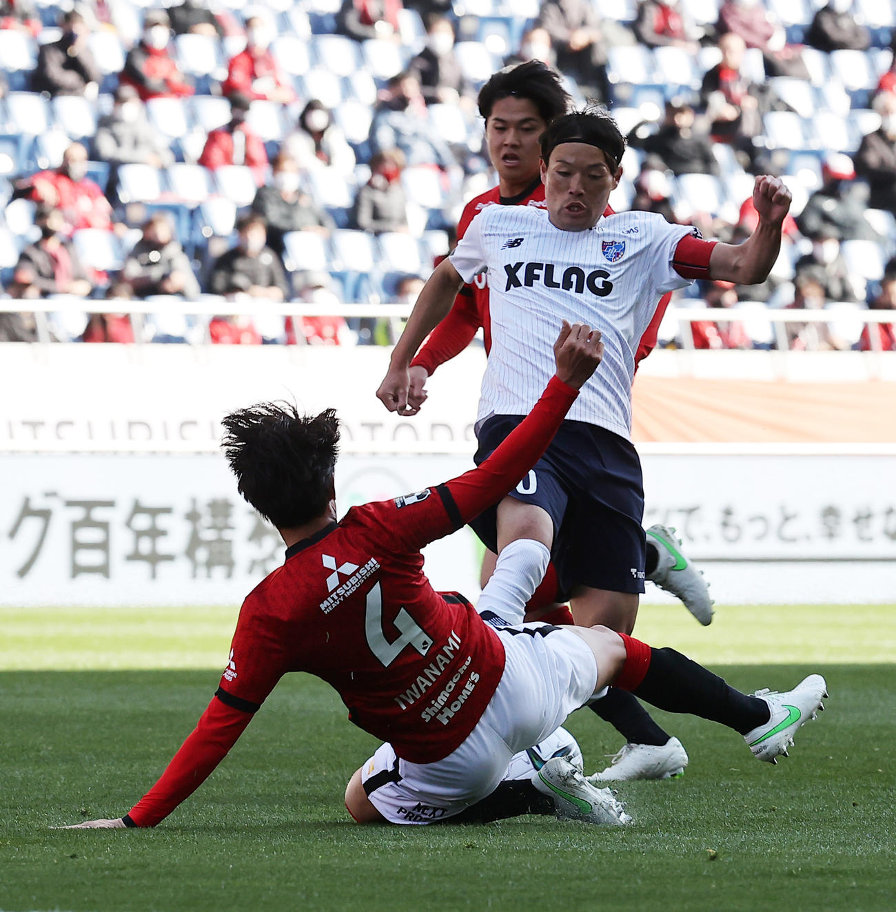 浦和対東京　前半、ボールを持ち込む東京MF東（右）だが阻まれる（撮影・浅見桂子）