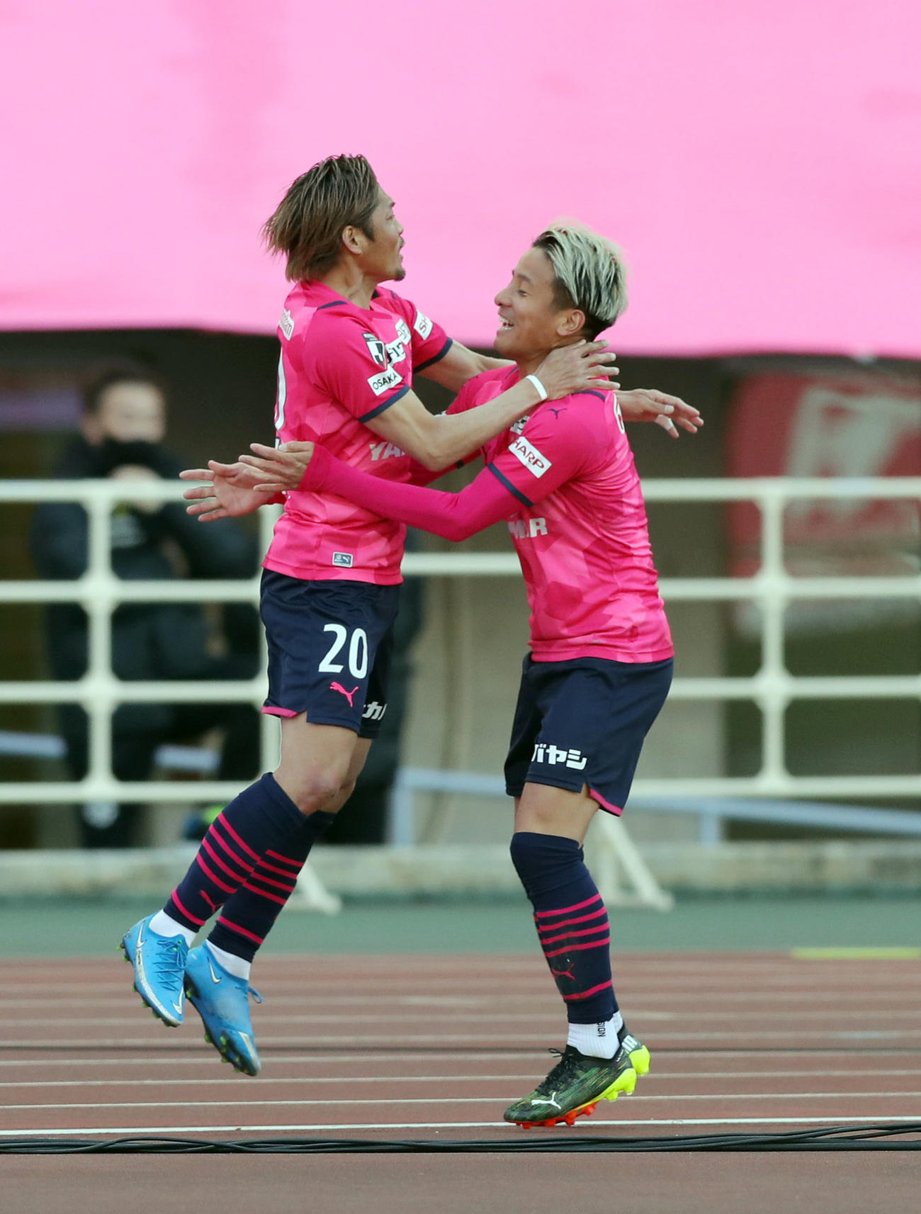 C大阪対柏　前半、先制ゴールを決めC大阪DF松田陸（右）と抱き合って喜ぶFW大久保（撮影・前田充）