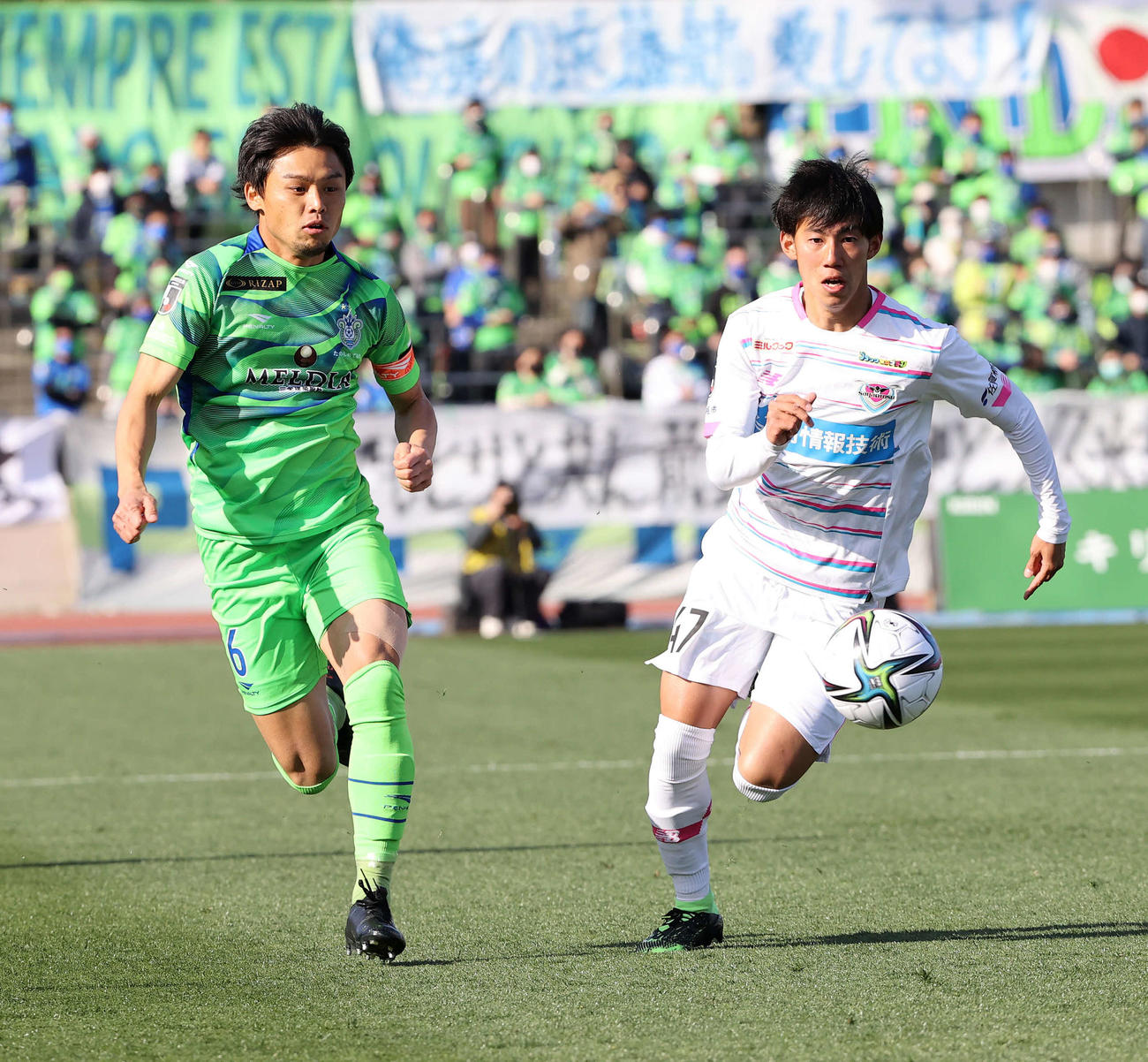 前半、競り合う湘南MF岡本（左）と鳥栖DF中野（撮影・鈴木正人）