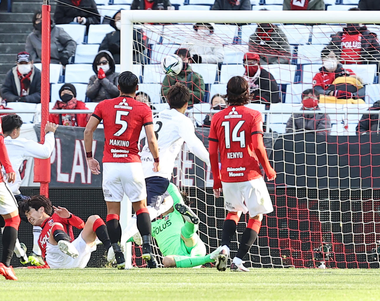浦和対東京　後半、同点ゴールを決める東京DF森重（中央）（撮影・浅見桂子）