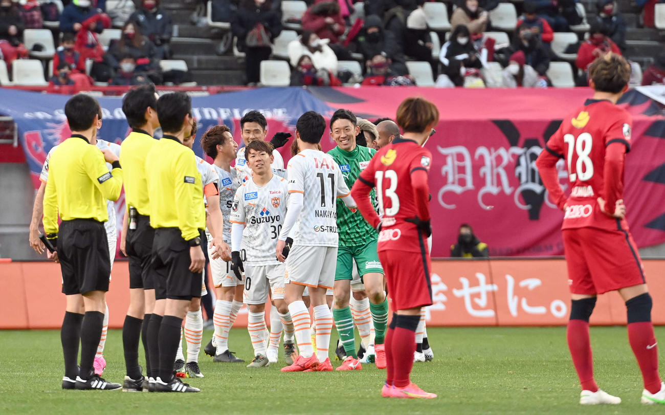 鹿島対清水　鹿島に3－1で勝利し喜ぶ清水イレブン（撮影・たえ見朱実）