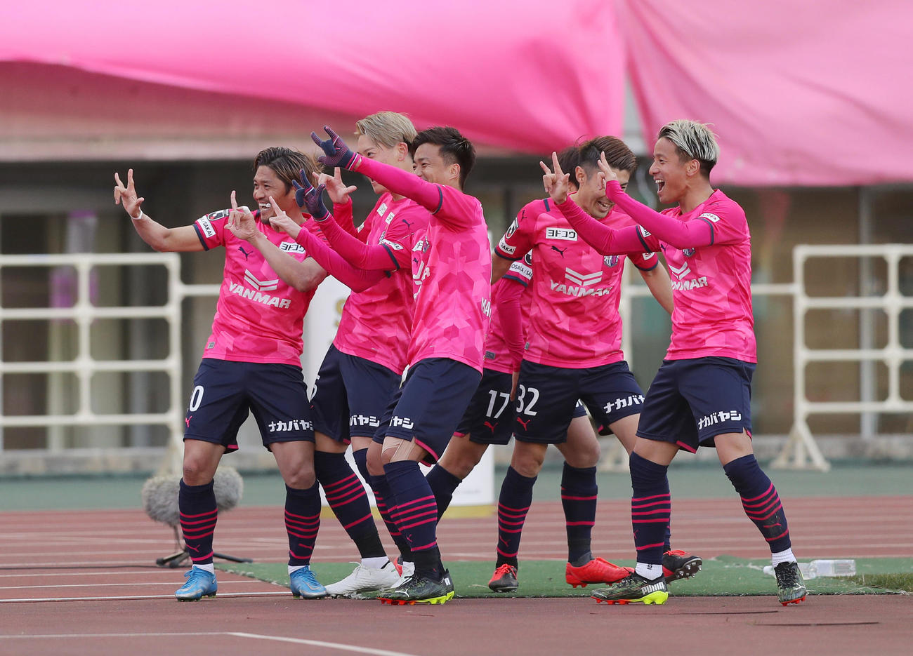 C大阪対柏　前半、先制ゴールを決めたC大阪FW大久保（左端）は祝福するイレブンとポーズを決めて喜ぶ（撮影・前田充）
