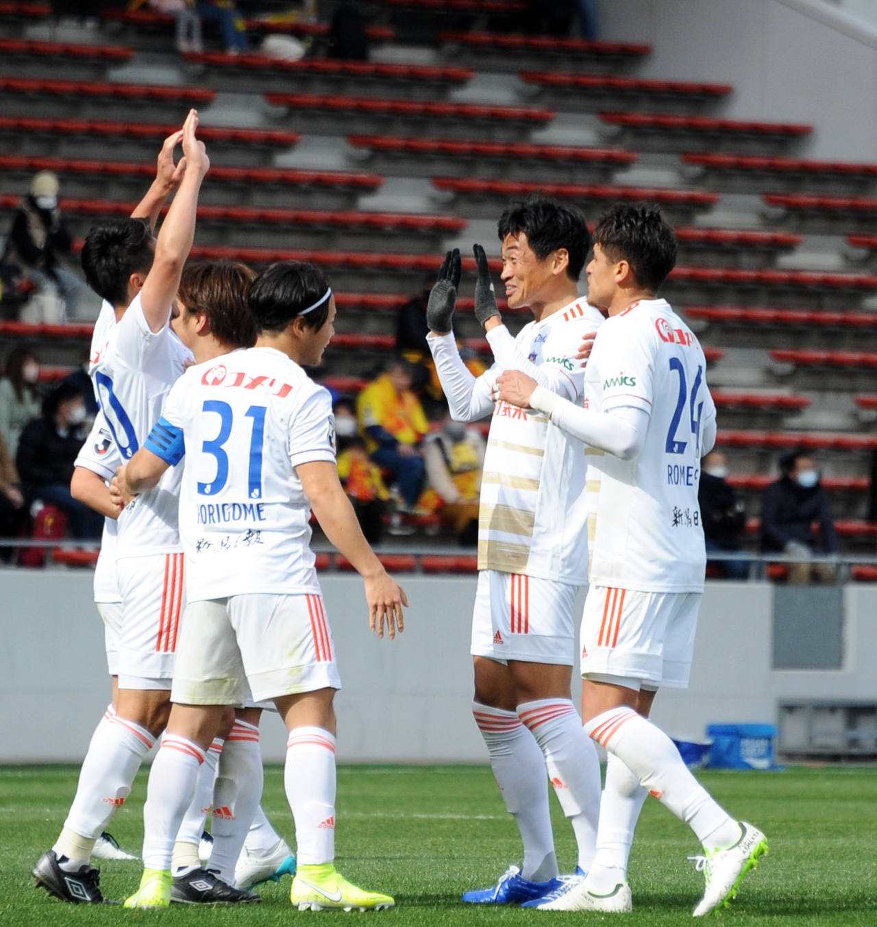 先制点を決めチームメートと喜ぶ千葉（右から2人目）（撮影・小林忠）
