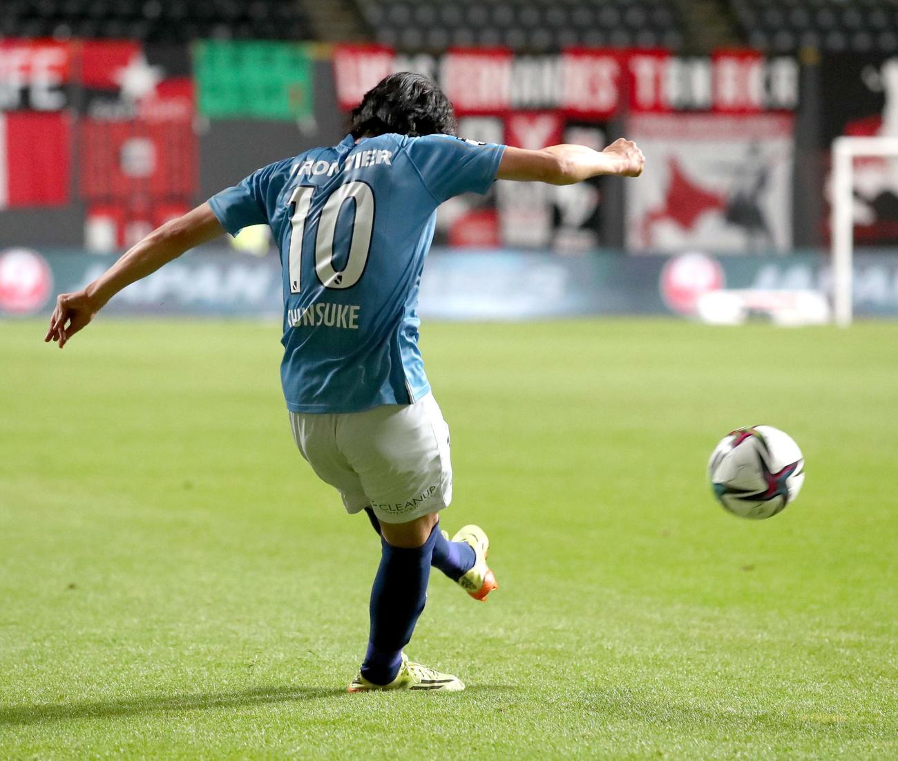 札幌対横浜FC FKを蹴る横浜FCのMF中村（撮影・佐藤翔太）