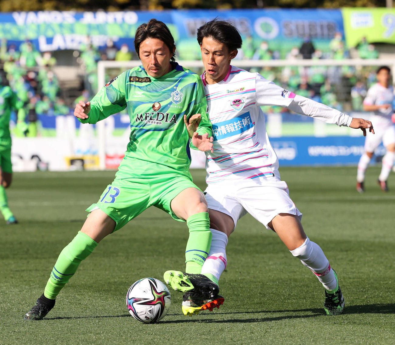 湘南対鳥栖　前半、競り合う湘南FW石原直（左）と鳥栖DF中野（撮影・鈴木正人）