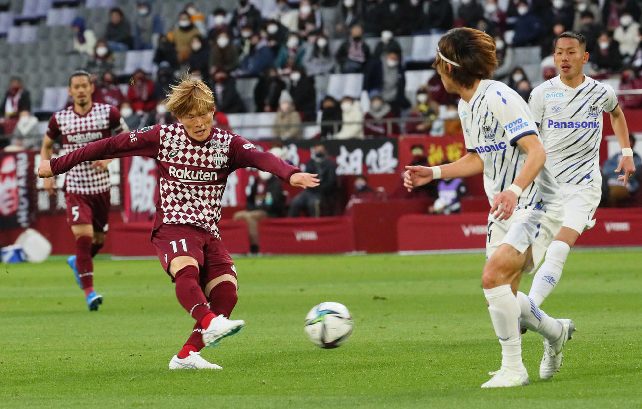 前半、シュートを放つ神戸MF古橋亨梧（撮影・宮崎幸一）