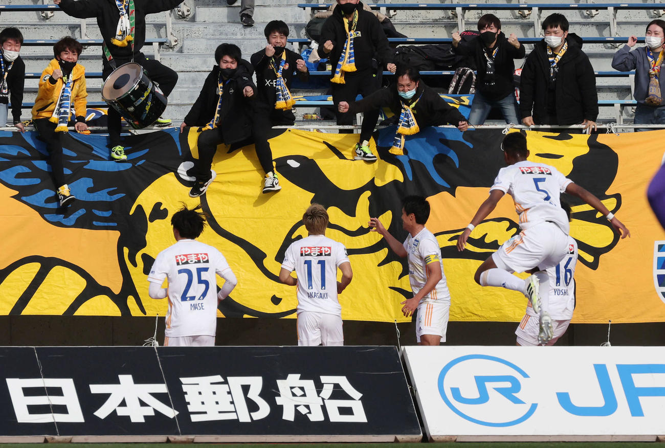 広島対仙台　後半45分、同点ゴールを決めた仙台FW赤崎（左から2人目）はスタンドのサポーターと喜びを分かち合う（撮影・加藤孝規）