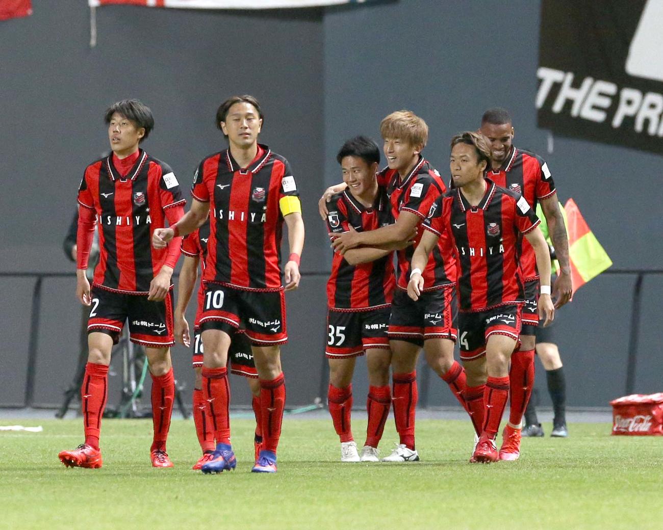 札幌対横浜FC　前半4分、ゴールを決めチームメートと喜ぶ札幌MF金子（右から3人目）（撮影・佐藤翔太）