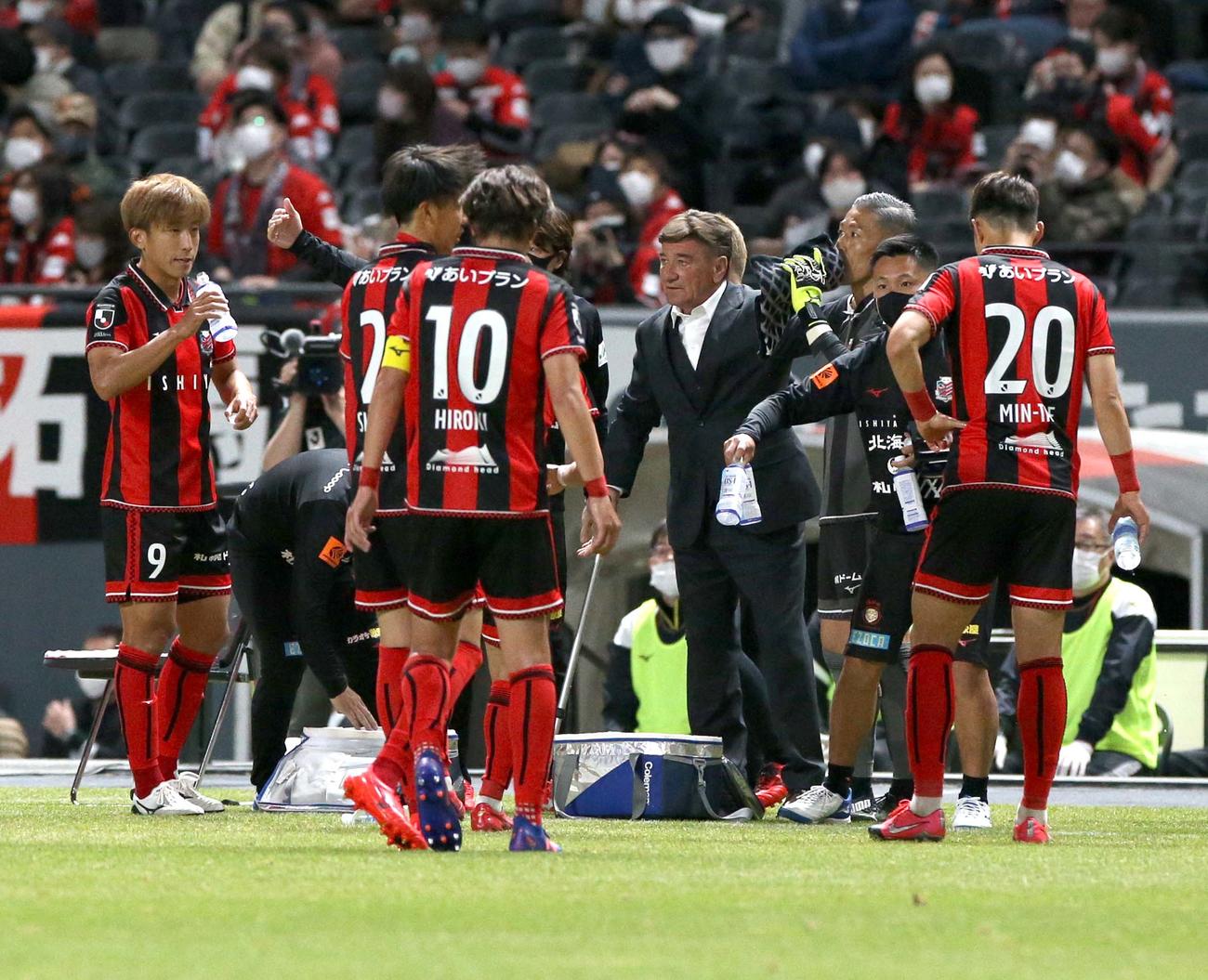 札幌対横浜FC　給水タイムに指示を出す札幌ペトロビッチ監督（右から4人目）（撮影・佐藤翔太）