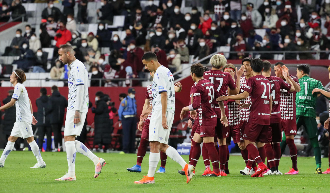 勝利を祝う神戸イレブン（右）と破れたG大阪イレブン（撮影・宮崎幸一）
