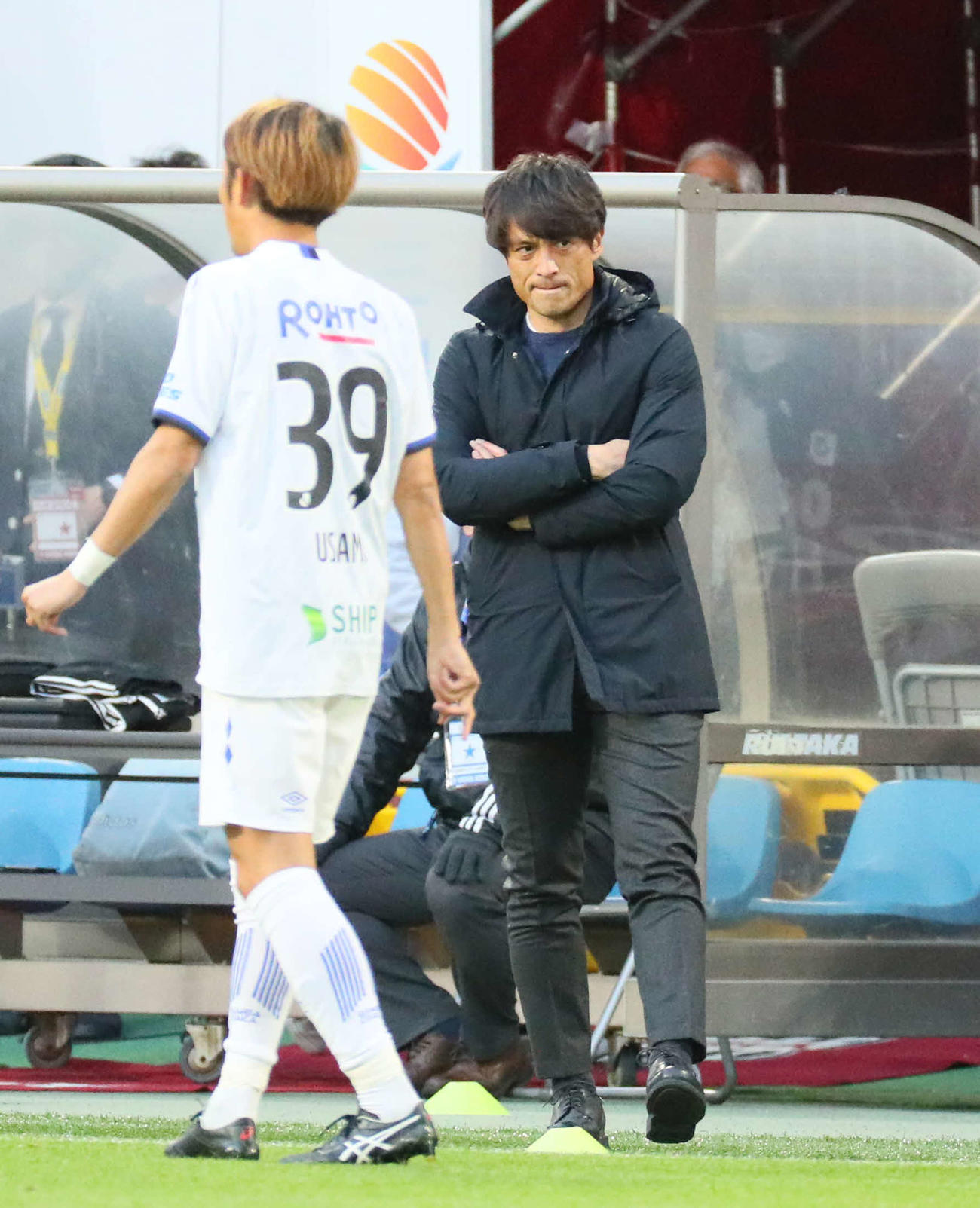 厳しい表情のG大阪宮本監督。左はFW宇佐美（撮影・宮崎幸一）