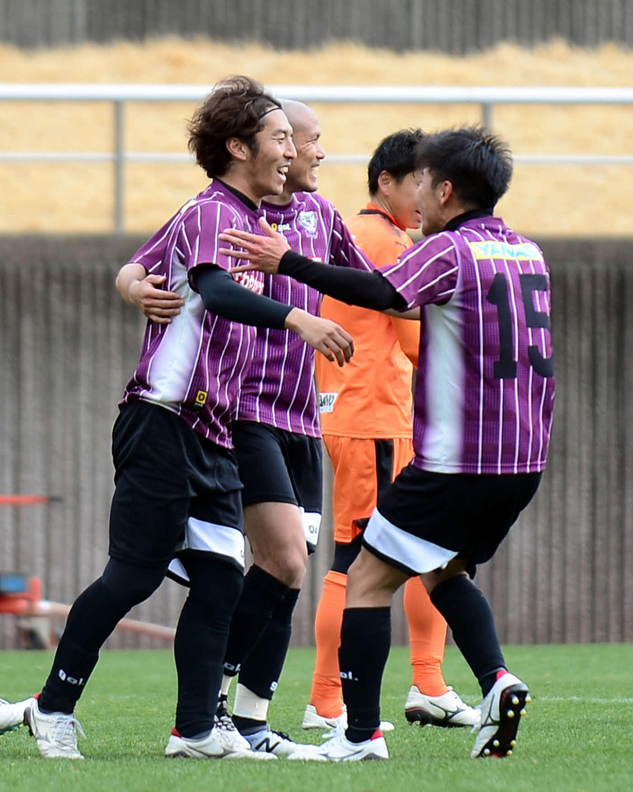 2本目22分にゴールを決め、祝福される藤枝FW押谷（左端）