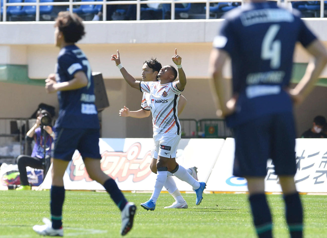 福岡対名古屋　前半、先制ゴールを決め、ポーズをとる名古屋FWマテウス（撮影・岩下翔太）