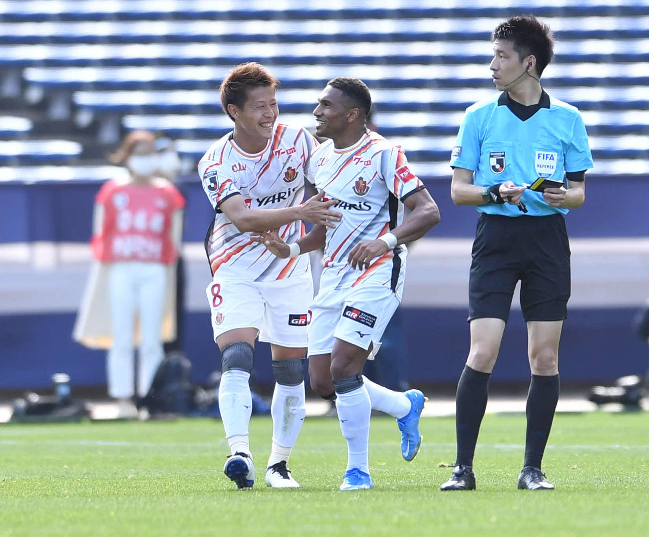 福岡対名古屋　後半、この試合2度目のゴールを決めた名古屋FWマテウス（右から2人目）と笑顔で抱き合うMF柿谷（撮影・岩下翔太）