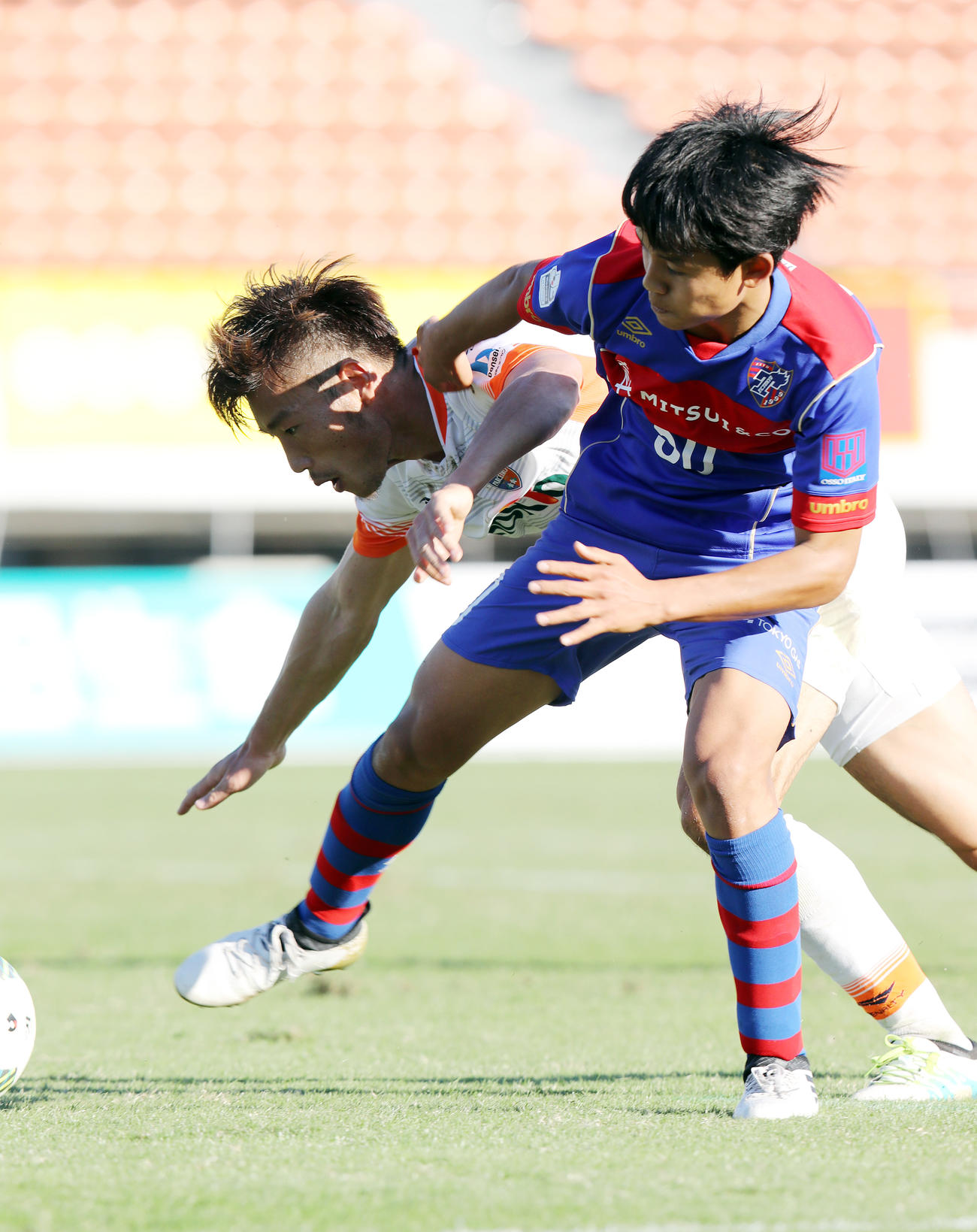 2016年11月5日に史上最年少でデビューした東京U－23FW久保（右）