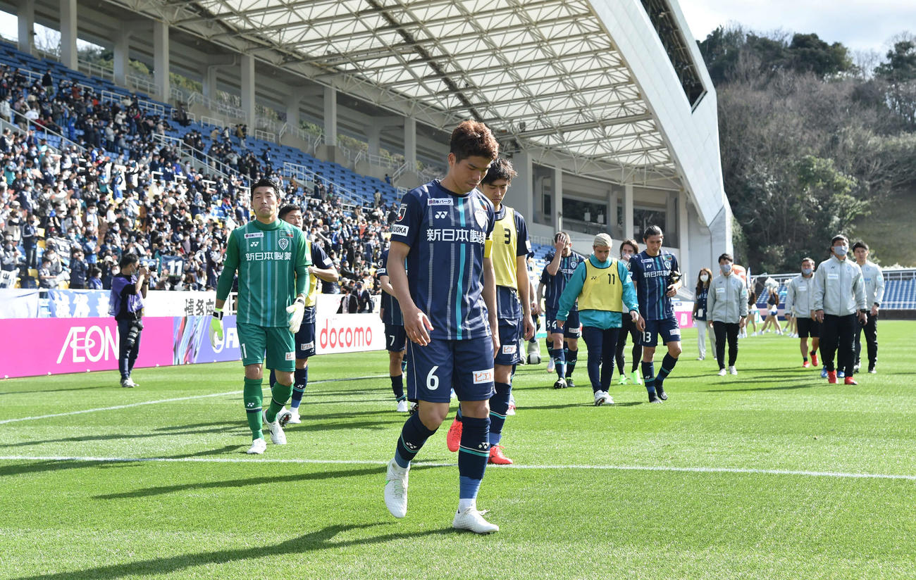 福岡対名古屋　開幕戦で名古屋に敗れ、肩を落としてピッチを一周する前（中央）と福岡イレブン（撮影・岩下翔太）