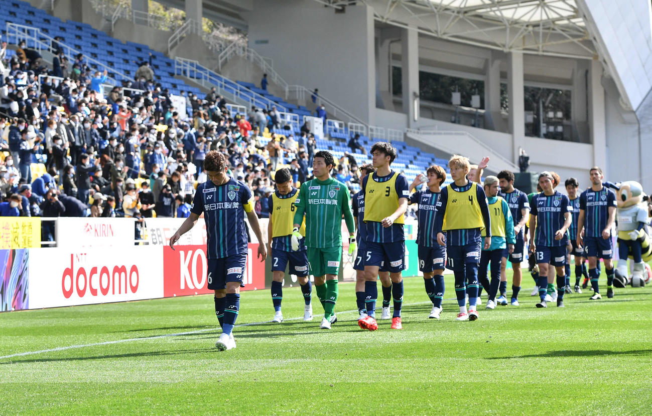福岡対名古屋　開幕戦で名古屋に敗れ、前（左端）を先頭に肩を落としてピッチを一周する福岡イレブン（撮影・岩下翔太）