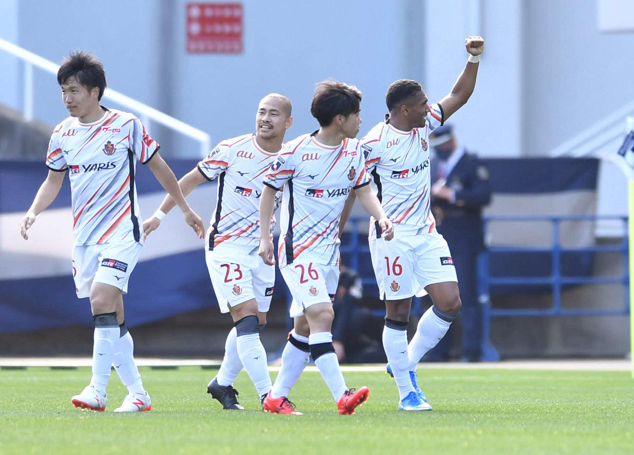 福岡対名古屋　後半、この試合2度目のゴールを決めた名古屋FWマテウス（右端）はベンチに向かって笑顔でガッツポーズ（撮影・岩下翔太）