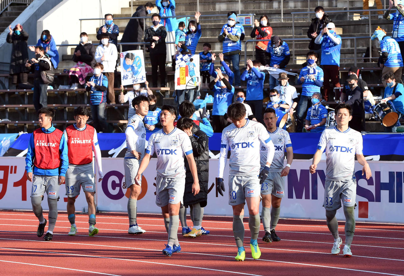 群馬対秋田　試合後にサポーターへあいさつし、ベンチに引き揚げる秋田の選手たち（撮影・相沢孔志）