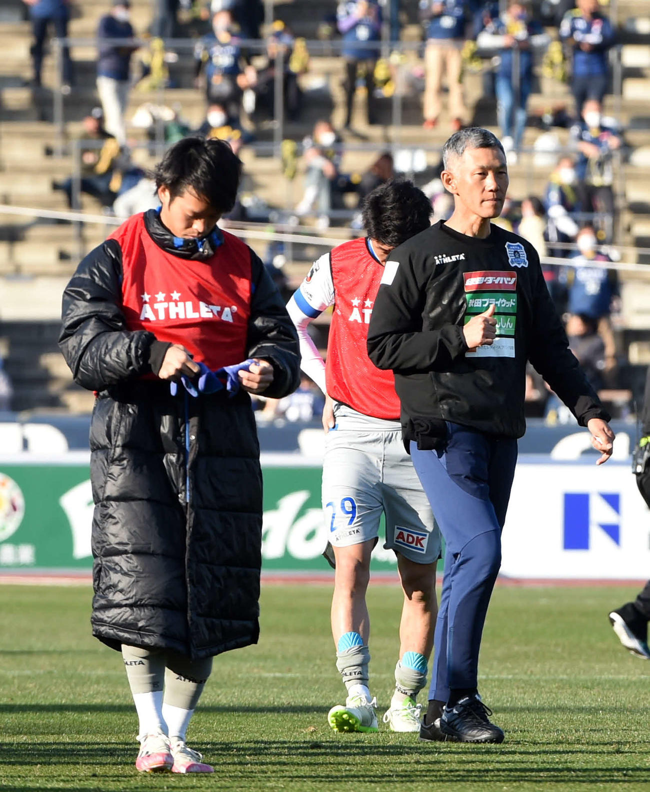 群馬対秋田　試合後、サポーターへあいさつに向かう秋田吉田監督（右）（撮影・相沢孔志）