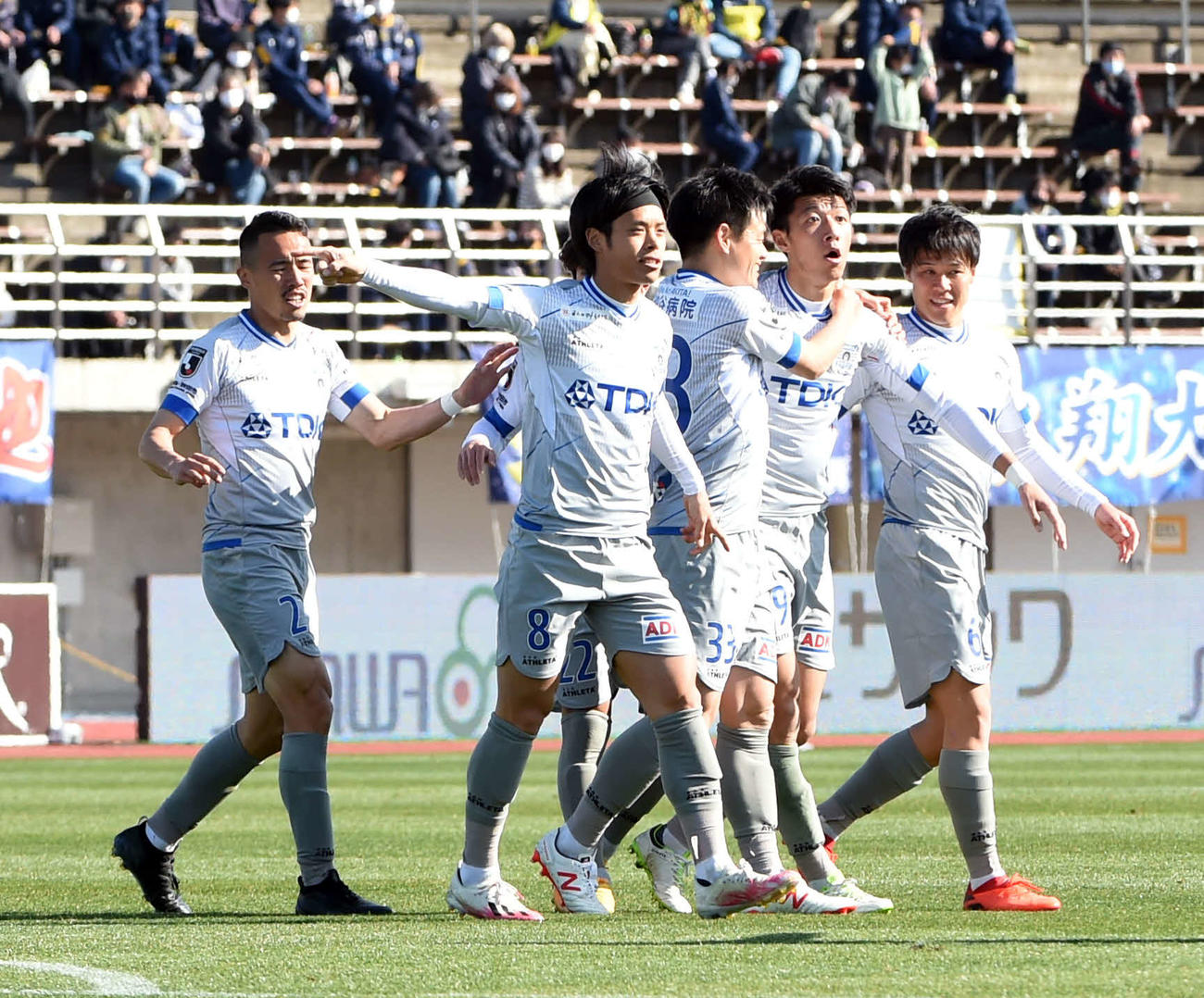 群馬対秋田　前半24分、同点ゴールを奪う秋田FW斎藤（右から2人目）と喜ぶ選手たち（撮影・相沢孔志）
