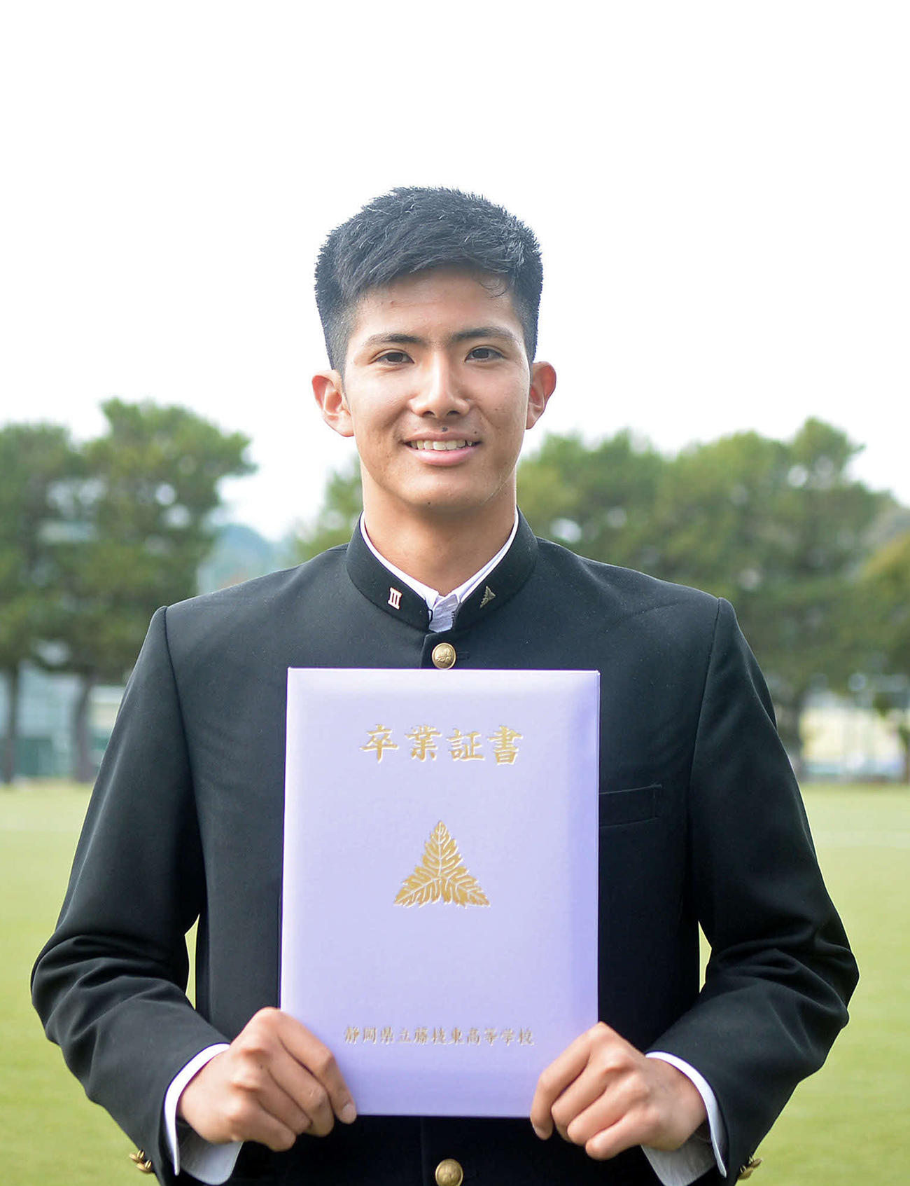 藤枝東高の卒業証書を見せるJ2金沢DF稲葉（撮影・神谷亮磨）