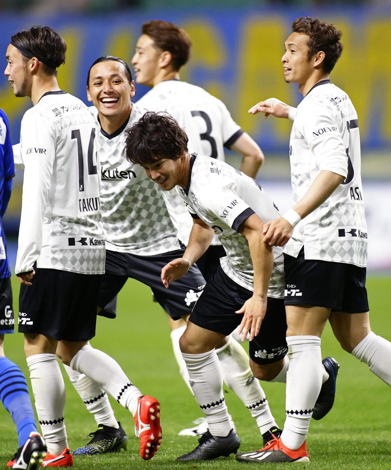 大分―神戸　後半、チーム2点目のゴールを決め祝福される神戸・中坂（右から2人目）（共同）