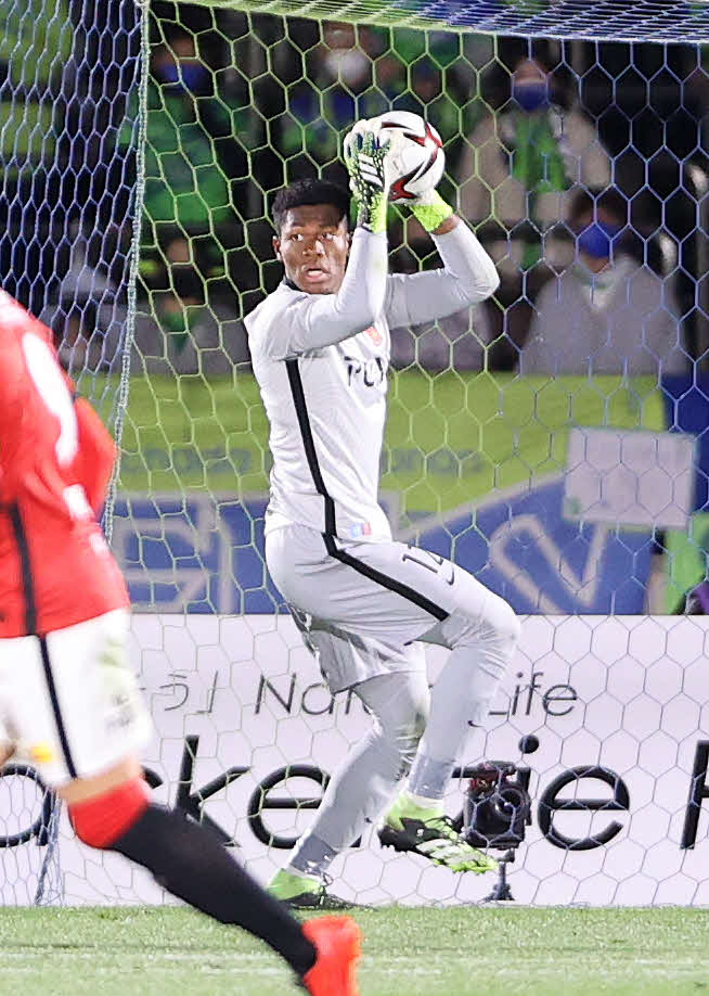 湘南対浦和　後半、ボールをキャッチする浦和GK鈴木（撮影・鈴木正人）