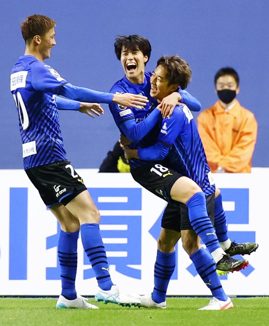 大分―神戸　前半、プロ初ゴールとなる先制ゴールを決め喜ぶ大分・藤本（中央）（共同）