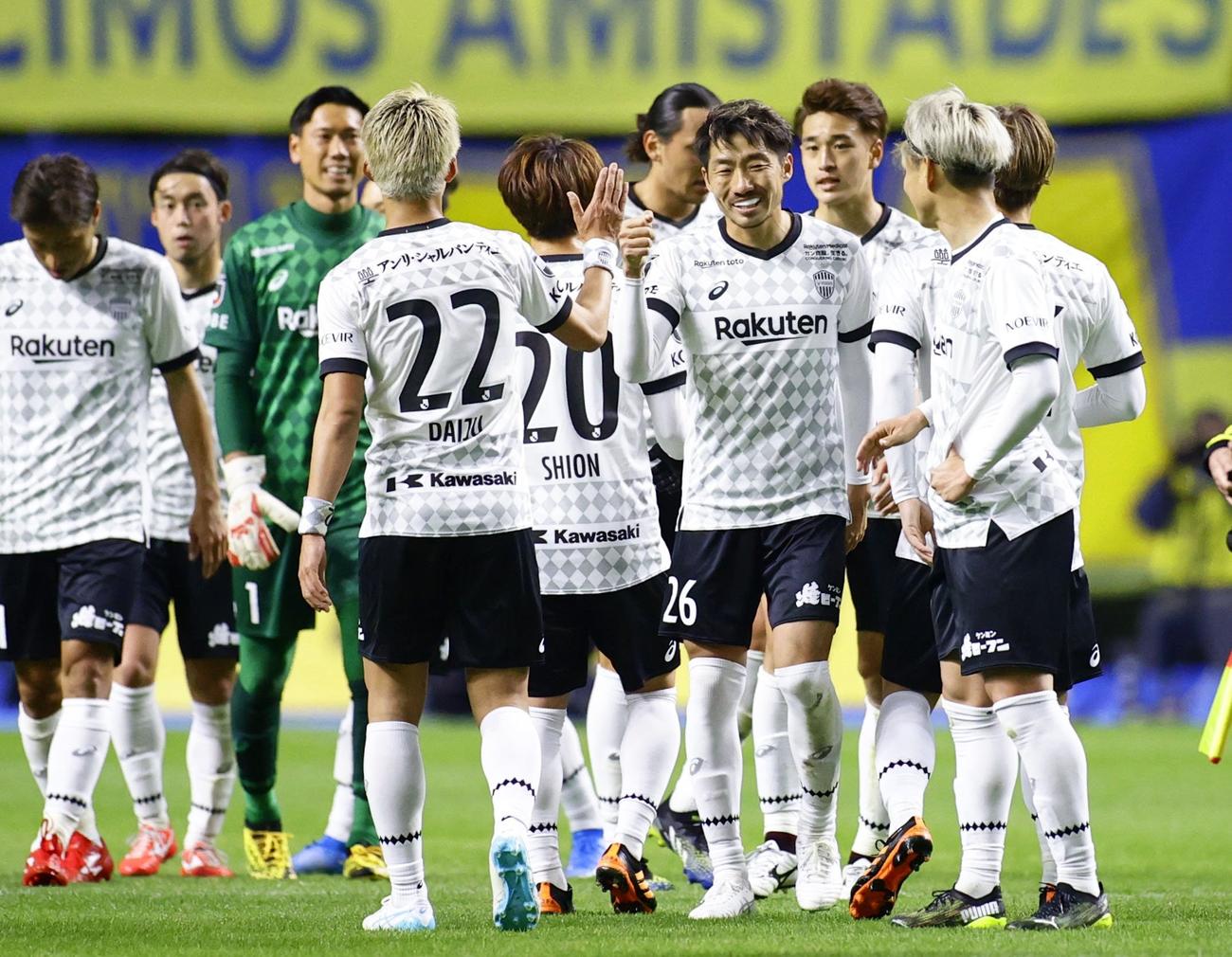 大分に勝利し、タッチを交わす神戸イレブン（共同）