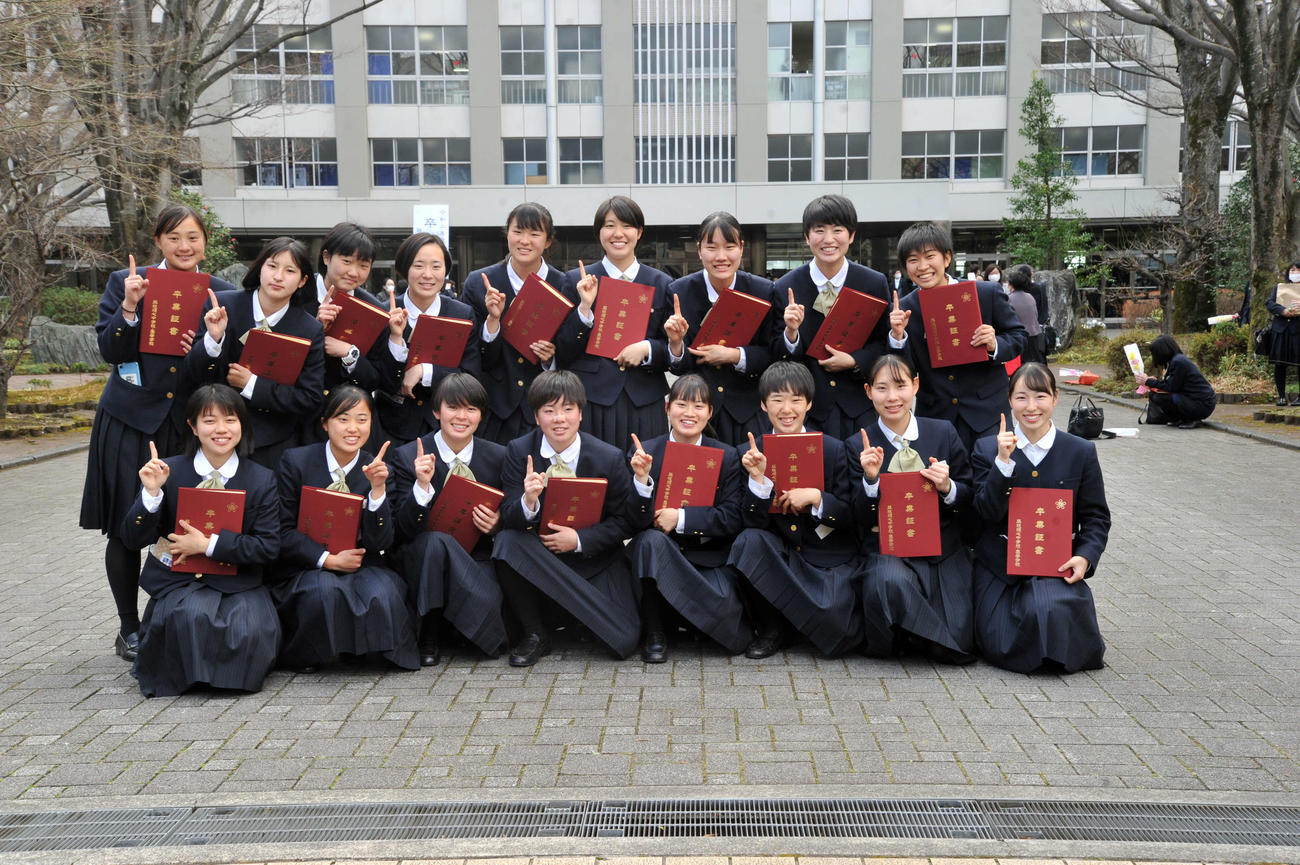 NO・1ポーズを決めて記念写真に納まる藤枝順心イレブン。前列右から4人目がMF柳瀬