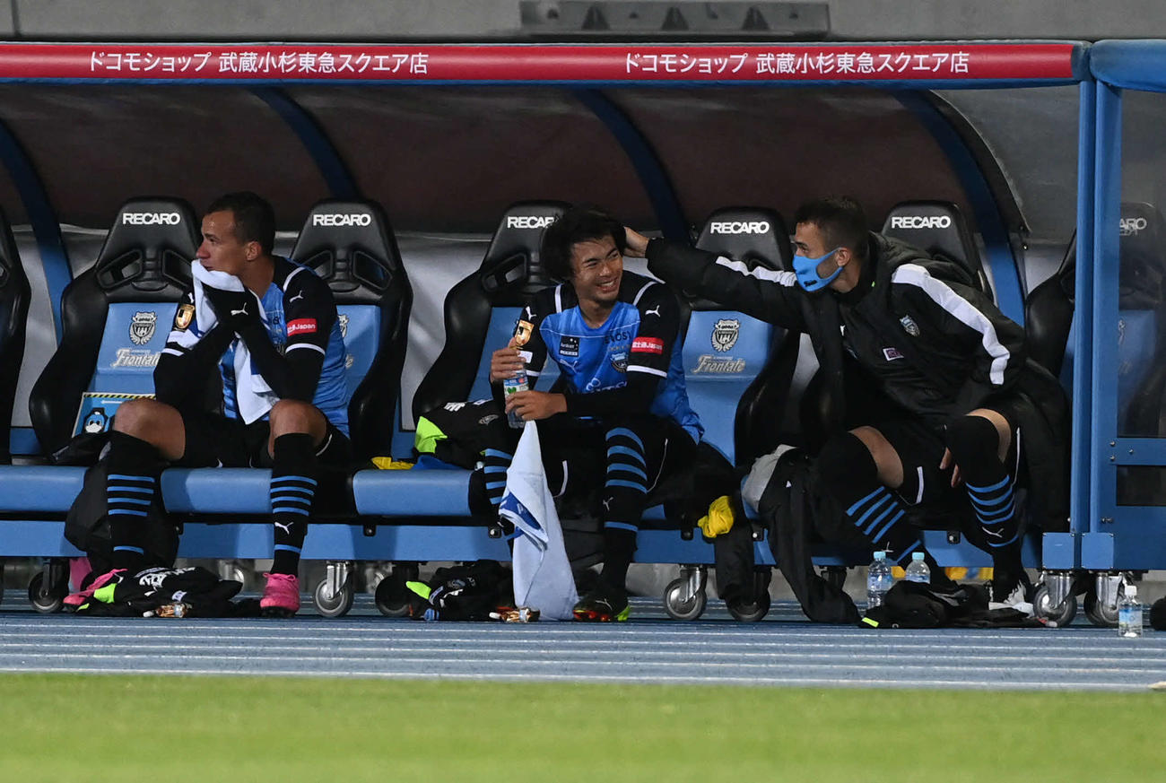 川崎F対C大阪　後半、ベンチに下がった川崎F・MF三笘（中央）はチームメートの祝福に笑顔を見せる（撮影・山崎安昭）