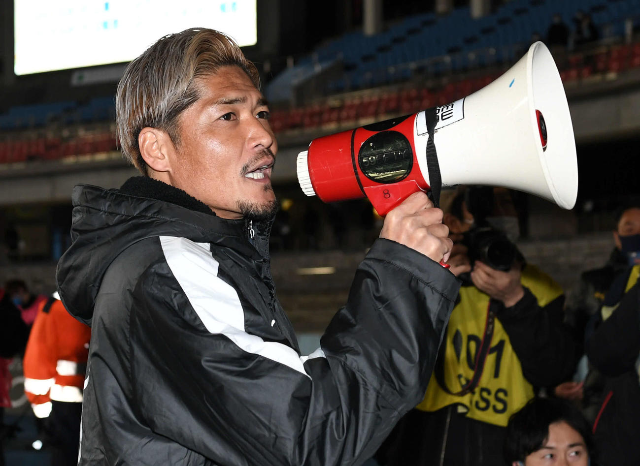 川崎F対C大阪　試合後、川崎FサポーターにあいさつするC大阪FW大久保（撮影・山崎安昭）