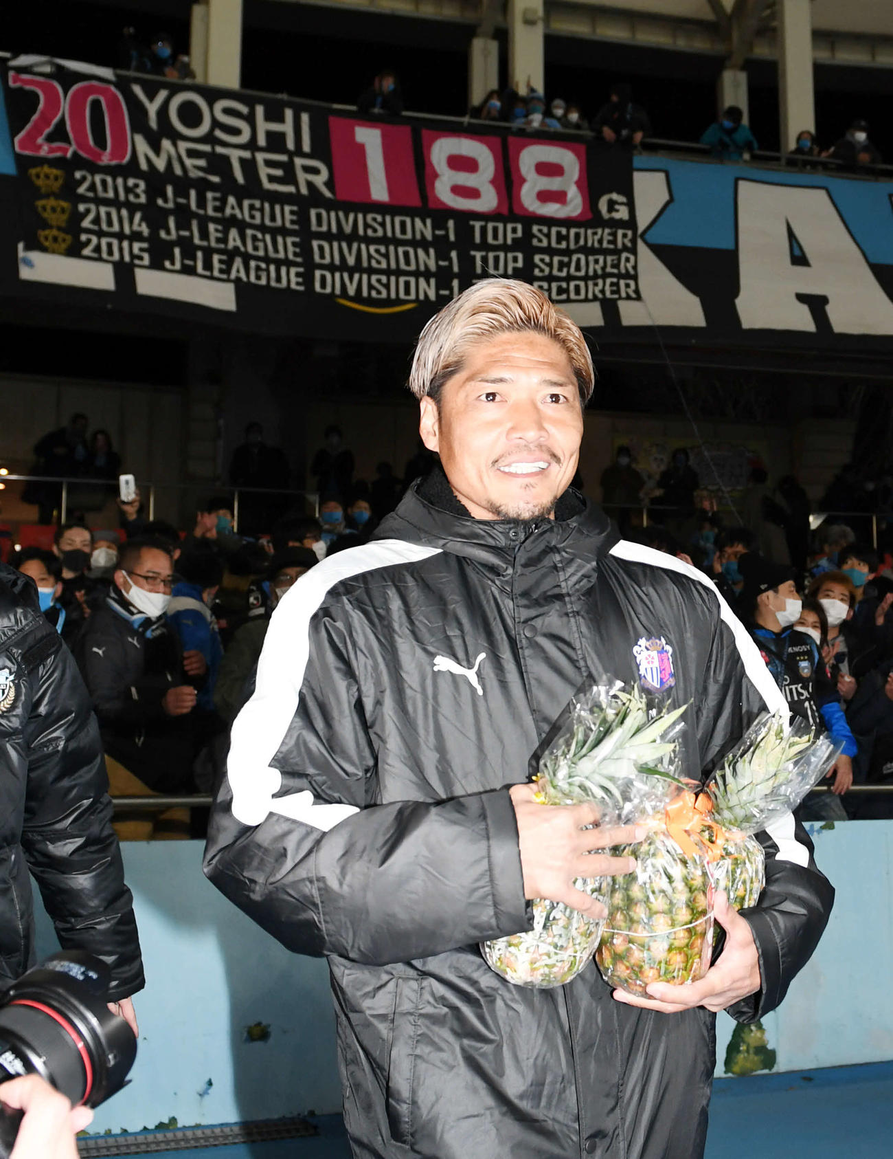 川崎F対C大阪　試合後、川崎FサポーターにあいさつしたC大阪FW大久保は「ヨシメーター」を背に引き揚げる（撮影・山崎安昭）
